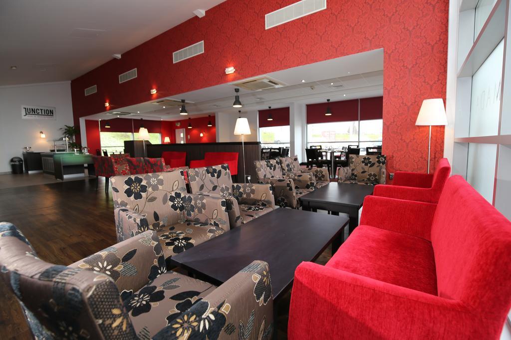 Отель Ramada Вэйкфильд Экстерьер фото