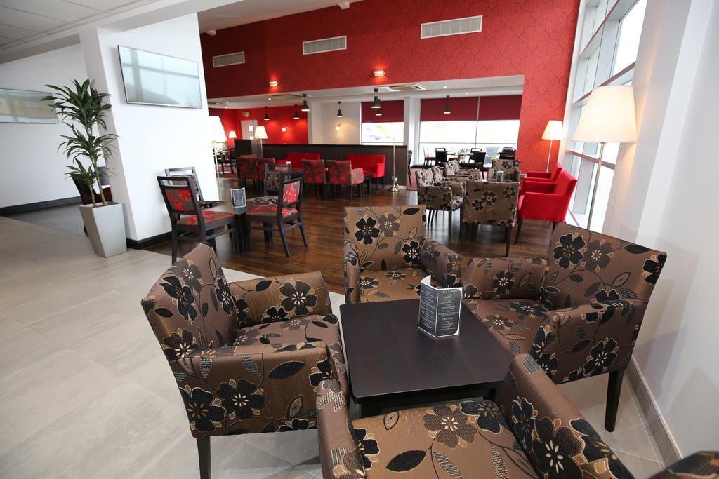 Отель Ramada Вэйкфильд Экстерьер фото