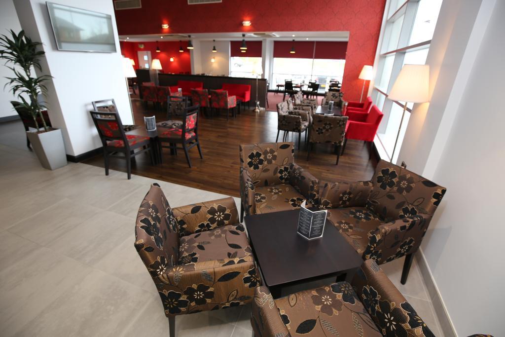 Отель Ramada Вэйкфильд Экстерьер фото