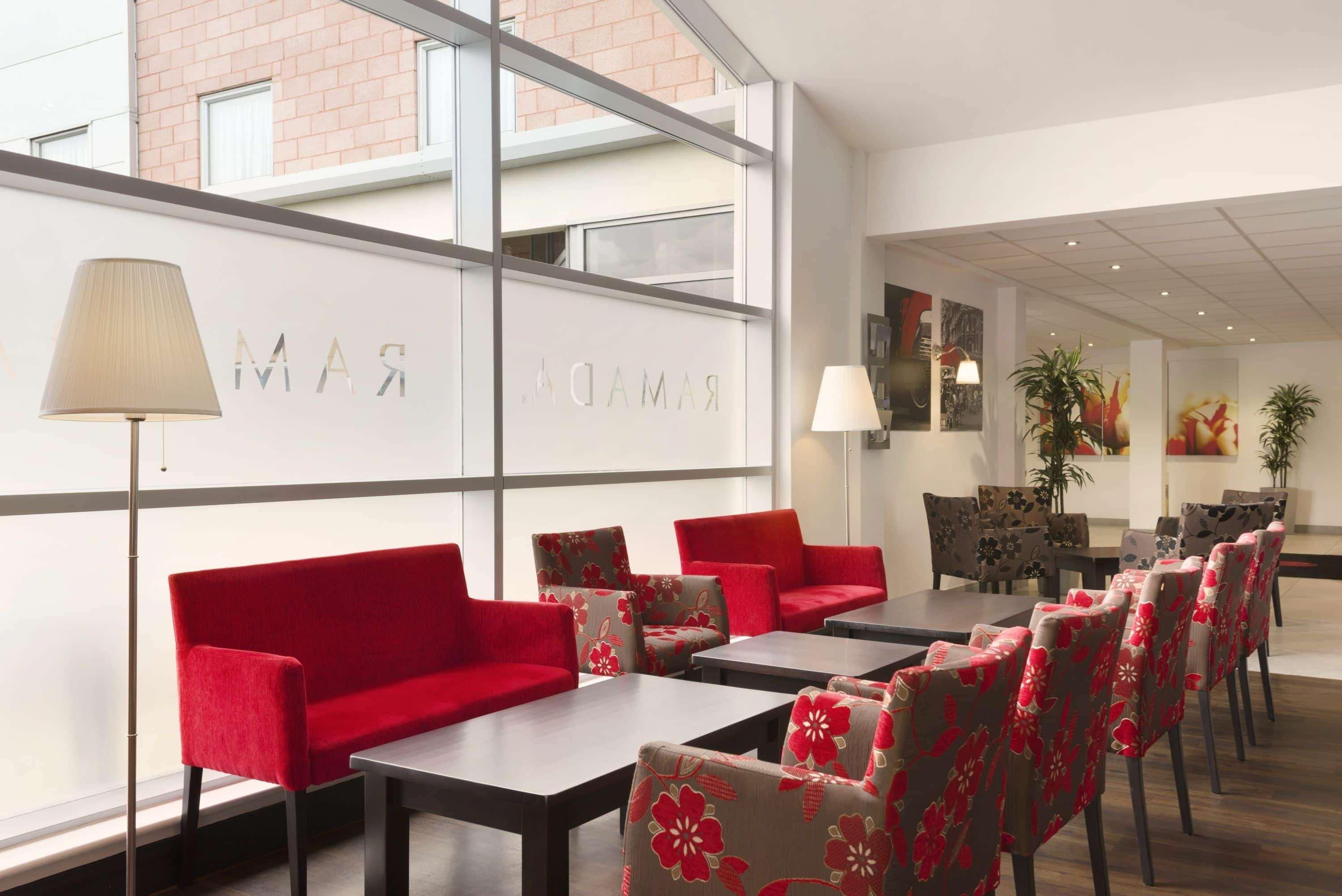 Отель Ramada Вэйкфильд Экстерьер фото
