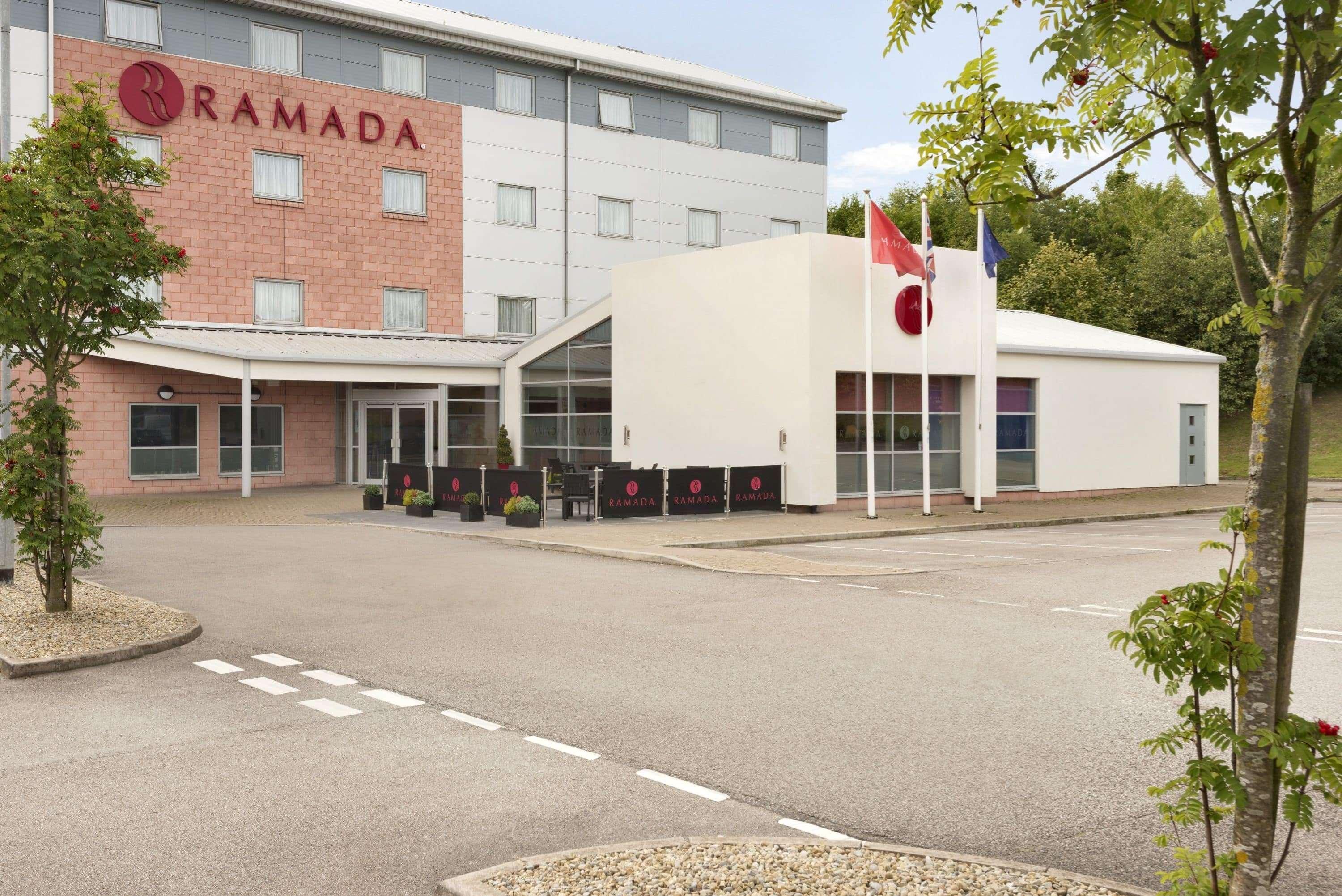 Отель Ramada Вэйкфильд Экстерьер фото